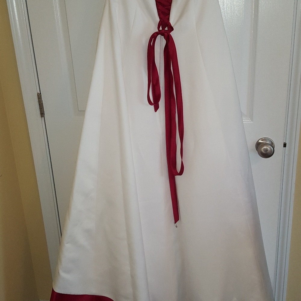 BEAUTIFUL WEDDING DRESS! - Picture 5 of 5